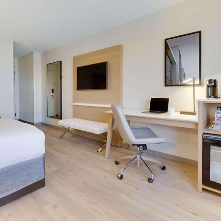 Radisson Hotel Phoenix Airport ภายนอก รูปภาพ