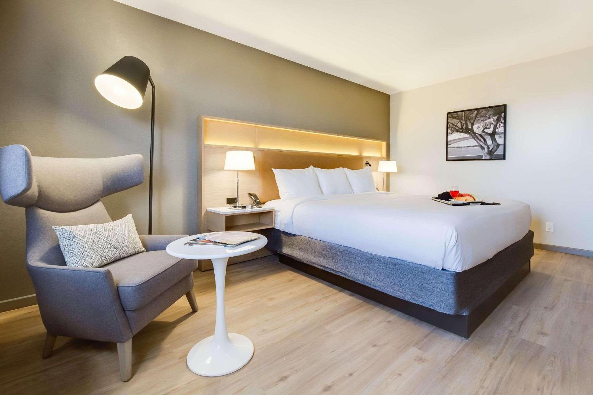 Radisson Hotel Phoenix Airport ภายนอก รูปภาพ